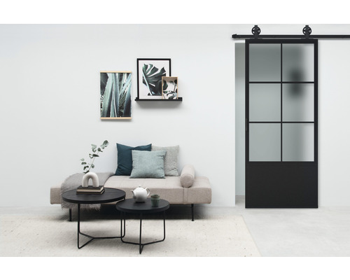 Woonkamer met bank, tafel, wanddecoratie en schuifdeur