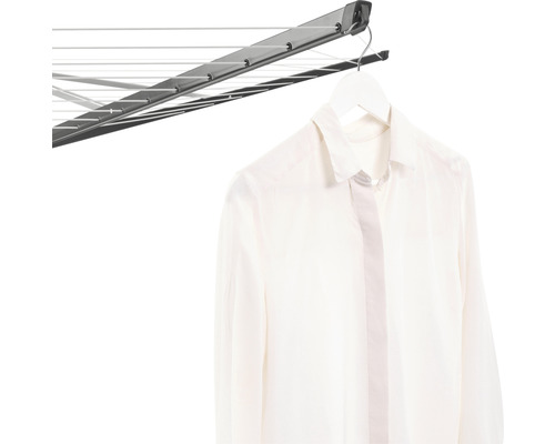 Droogmolen met opgehangen overhemd