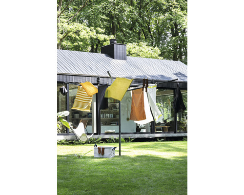 Wasmolen in de tuin met wasgoed voor een modern huis