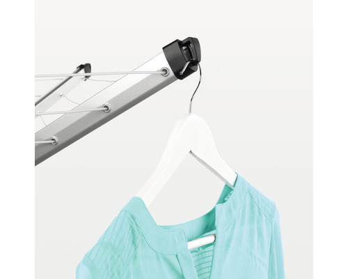 Droogmolen met daaraan hangend overhemd op kledinghanger