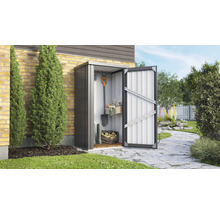 Metalen tuinkast met open deur en tuingereedschap in de tuin