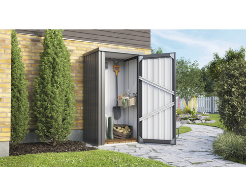 Metalen tuinkast met open deur en tuingereedschap in de tuin