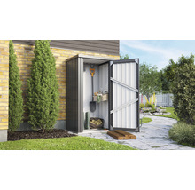 Metalen tuinkast met open deur en tuingereedschap in de tuin