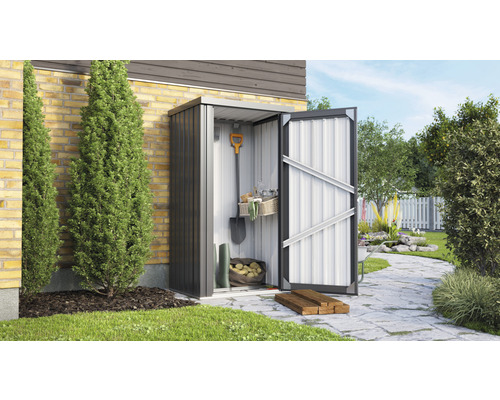 Metalen tuinkast met open deur en tuingereedschap in de tuin