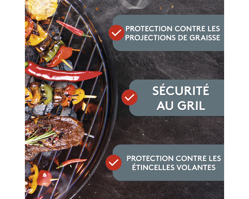 Barbecuescène met voedsel en informatie over bescherming tegen vetspatten, veiligheid en bescherming tegen vonken