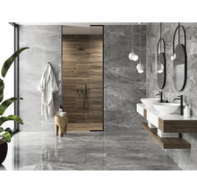 Moderne badkamer met grijze tegels, douche met houten wand, twee wastafels en spiegels