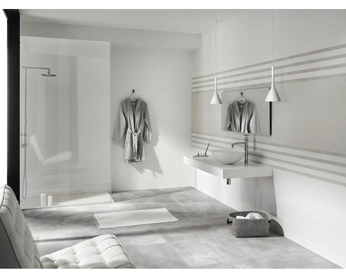 Moderne badkamer met douche, wastafel en grijze vloertegels