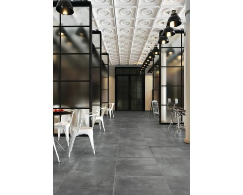 Gang met grijze tegelvloer, tafels en stoelen