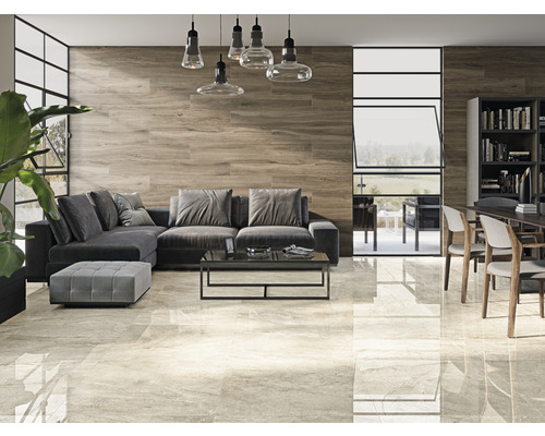 Lichte woonkamer met bank, tafel, stoelen, boekenkast, ramen en houten wandbekleding