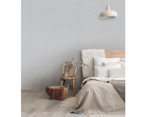 Slaapkamer met bed, stoel en textielbehang