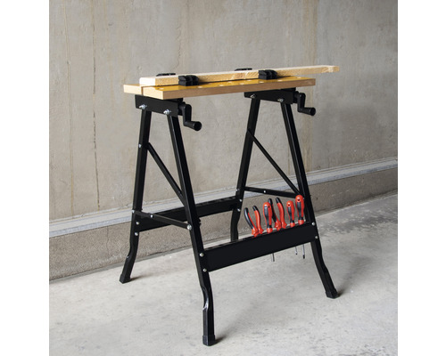 Werkbank met gereedschap en houten balk