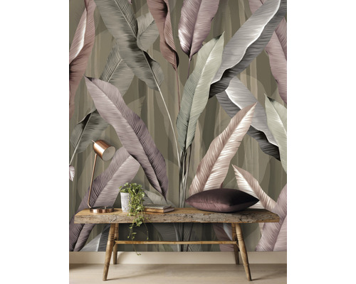 Wanddecoratie met groot formaat bladerenmotief, gecombineerd met houten bank, lamp en decoratie