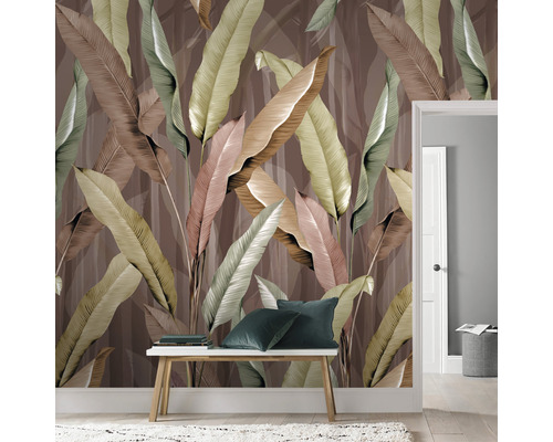 Kamer met behang met bladerpatroon, bank en decoratie