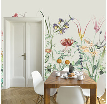 Eetkamer met bloemenbehang, houten tafel en witte stoelen