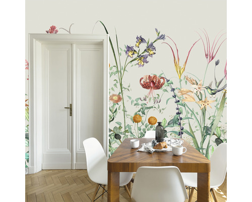 Eetkamer met bloemenbehang, houten tafel en witte stoelen