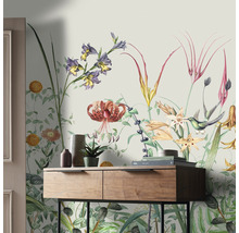 Wanddecoratie met bloemenbehang en houten dressoir in interieur
