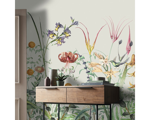Wanddecoratie met bloemenbehang en houten dressoir in interieur