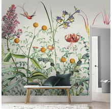Wanddecoratie met bloemmotief, bank en sierkussens in een kamer