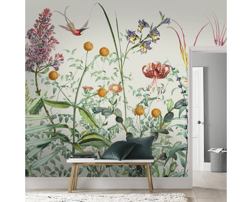 Wanddecoratie met bloemmotief, bank en sierkussens in een kamer