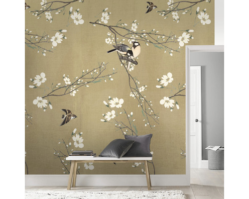 Kamerzicht met bloemenbehang met vogelmotief, bank en deur