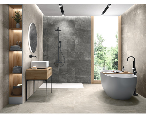 Moderne badkamer met vrijstaand bad, douche, wastafel en houten rek