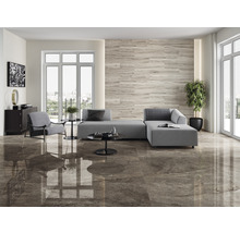 Lichte woonkamer met grijze bank, fauteuil en vloertegels in houtlook