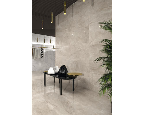 Lichte ruimte met tegels in marmerlook op de vloer en wand, kledingrek en tafel met decoratie