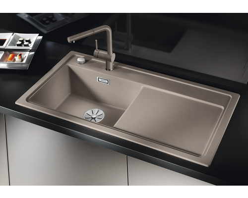 Spoelbak van silgraniet met afdruipvlak en kraan