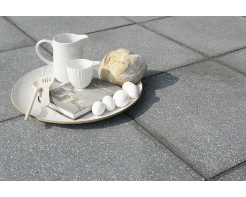 Terrastegels met serviesgoed, brood en eieren