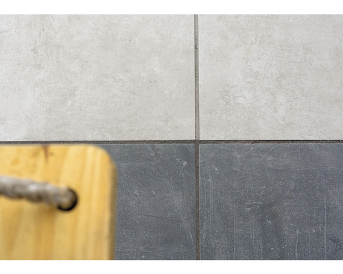 Tegels in twee kleuren gelegd