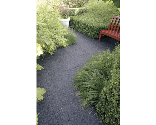 Tuinpad met bestrating, beplanting en zitbank