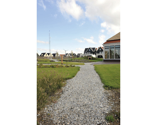 Buitenaanzicht van een pad met grind in een woonwijk.