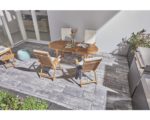 Terras met houten tuinmeubelen en bestrating