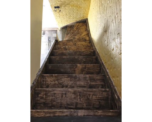 Houten trap met treden