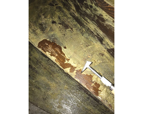 Hout wordt met een gereedschap van verf ontdaan