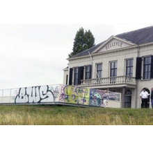 Het Bellevue-gebouw met graffiti op de gevel.