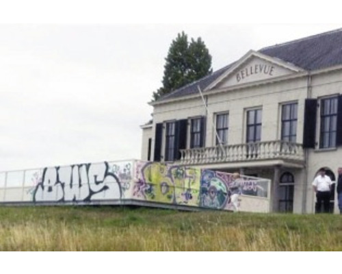 Het Bellevue-gebouw met graffiti op de gevel.