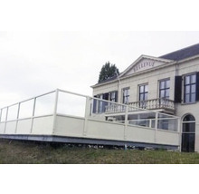 Glazen schutting voor een gebouw