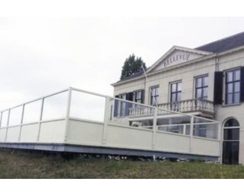 Glazen schutting voor een gebouw