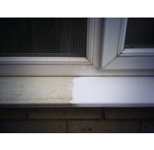 Voor-en-na-weergave van een gereinigde vensterbank