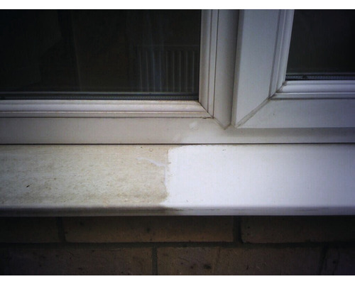 Voor-en-na-weergave van een gereinigde vensterbank