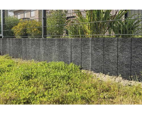 Tuinafscheiding van steen en metaal