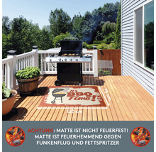 Barbecueplaatsmat met barbecue motief en de afmetingen 120 bij 75 centimeter op een houten terras