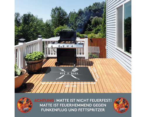 Barbecueplek op een houten terras met grillmat, afmeting 165 bij 100 centimeter, met de opdruk Man at Work