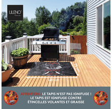 Terras met barbecue en rechthoekige barbecuebeschermingsmat met steakhousemotief, afmetingen 120 bij 75 cm