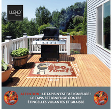 "Grillmat met de tekst ""It''s BBQ Time"" op een houten terras met barbecue"