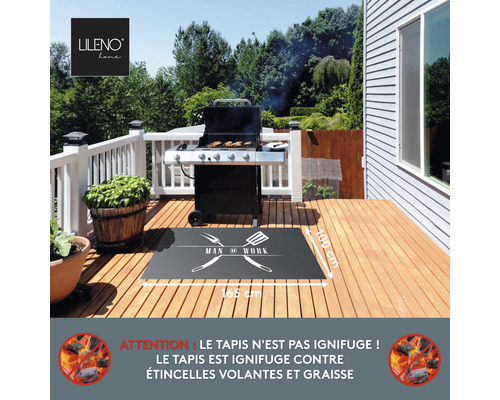 Grillmat met de print ''Man aan het werk'' op een houten terras met barbecue