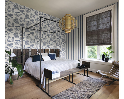 Slaapkamer met hemelbed, behang met print en raam met rolgordijn