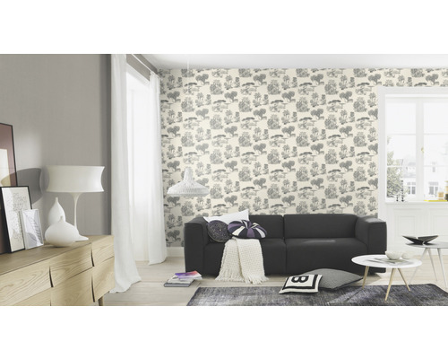 Lichte woonkamer met patroonbehang, bank en meubels.