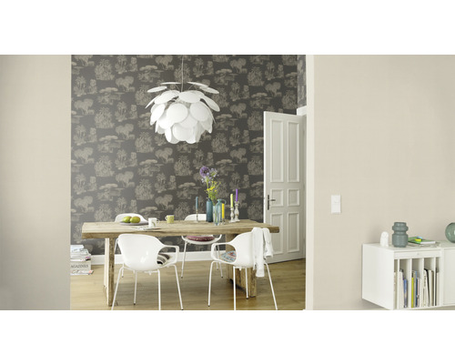 Eetkamer met eettafel, stoelen en behang met motief